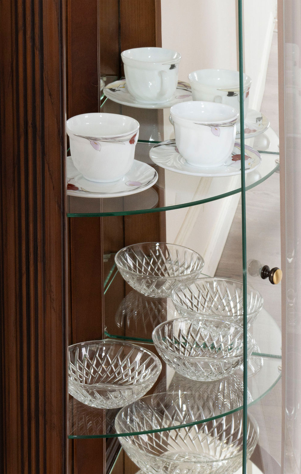 Угловая витрина 64 Nogal Claro IDC