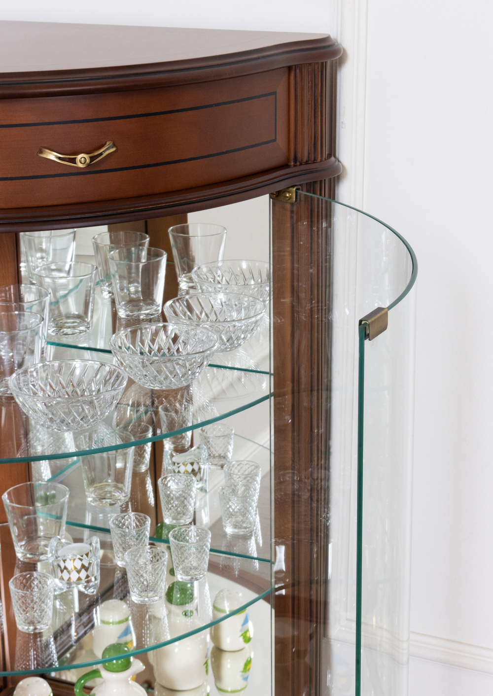 Угловая витрина 52 Nogal Claro IDC