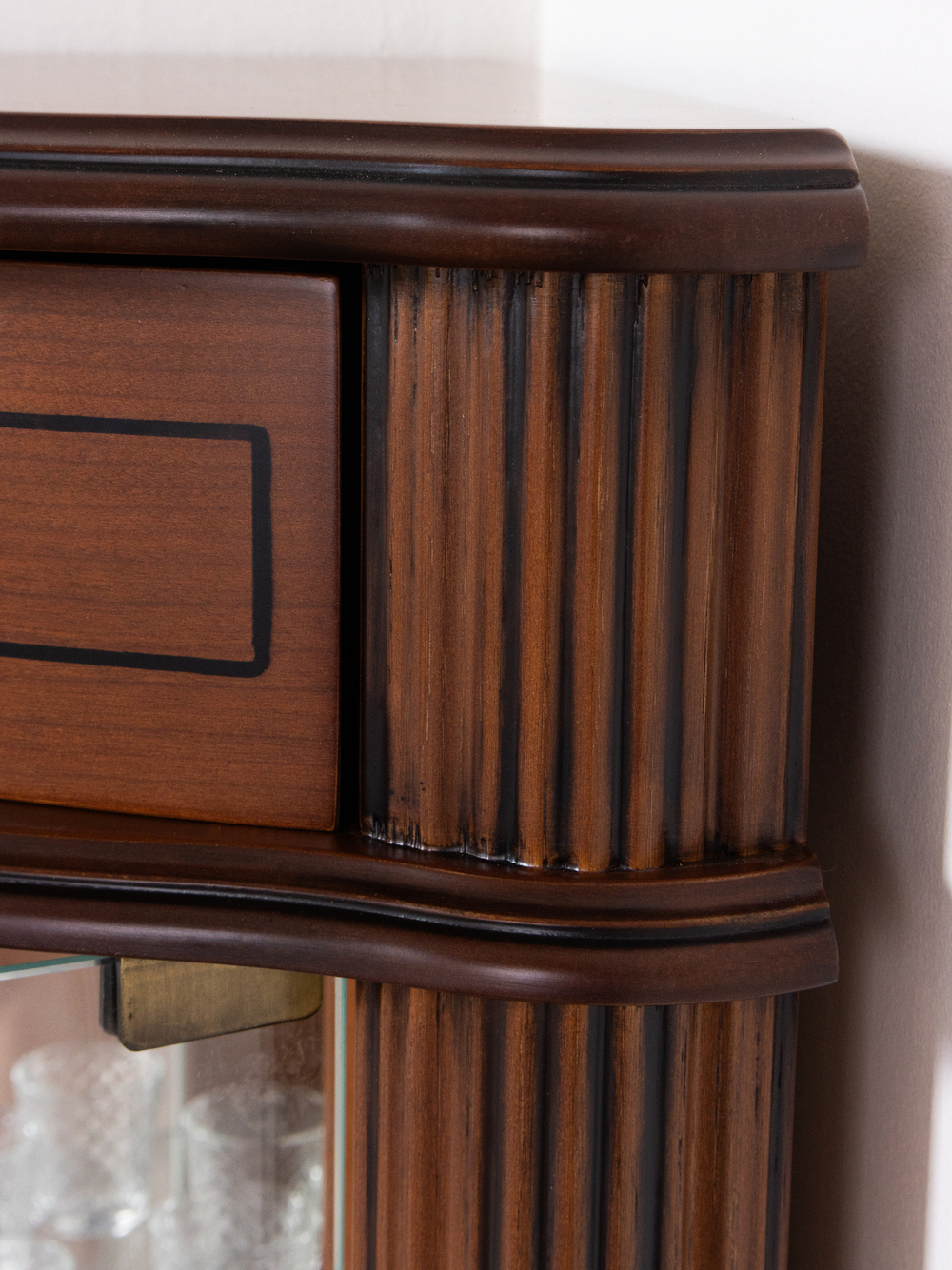 Витрина угловая 65 Nogal Claro IDC